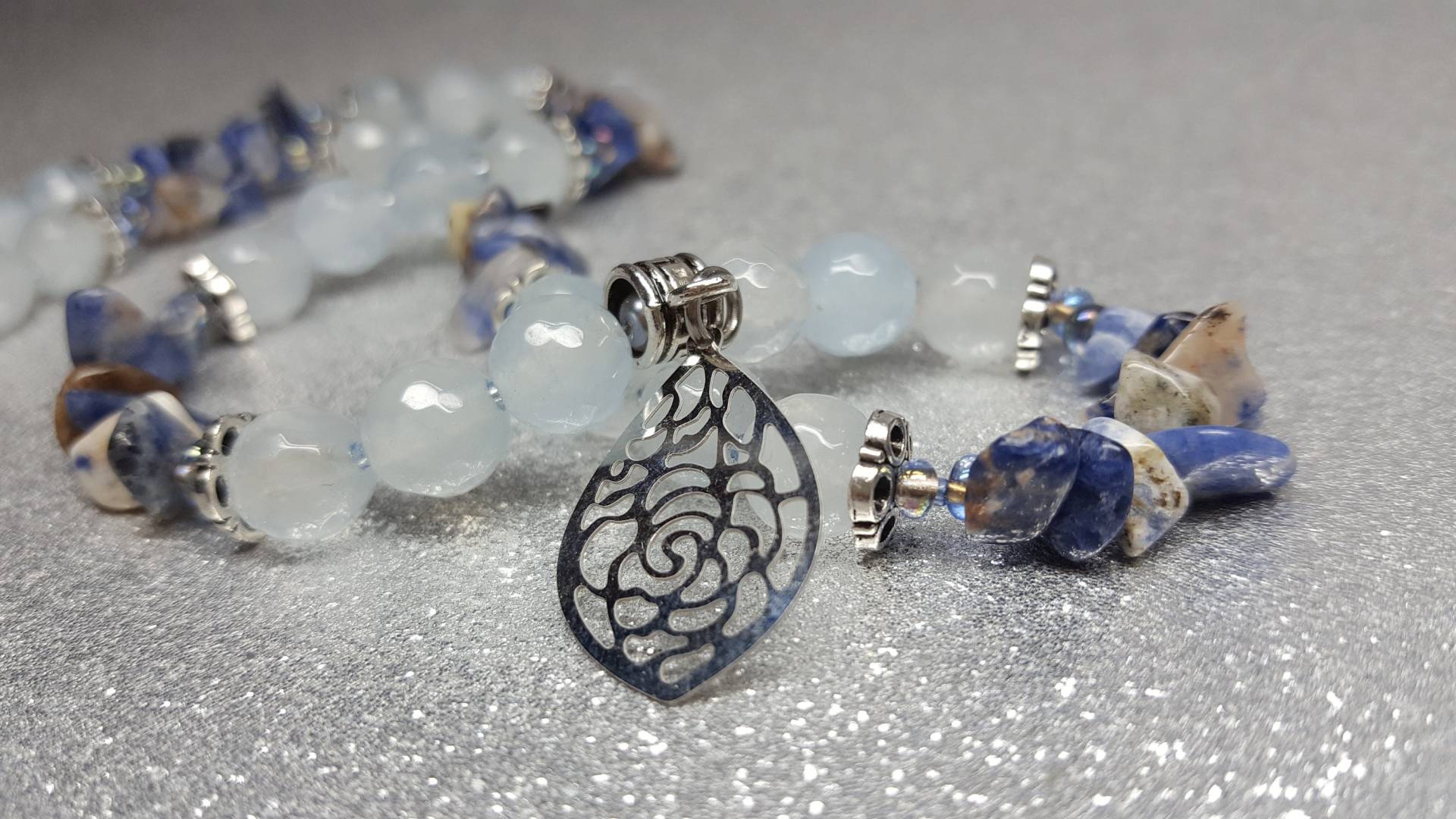 Halskette | Länge 48cm + 5cm Aus Achatsteinen | 8mm Und Sodalithsteinen in Nuggetform | 4 - 12mm Hellblau Mit Einem Anhänger | 23mm von AnkaaKreationen