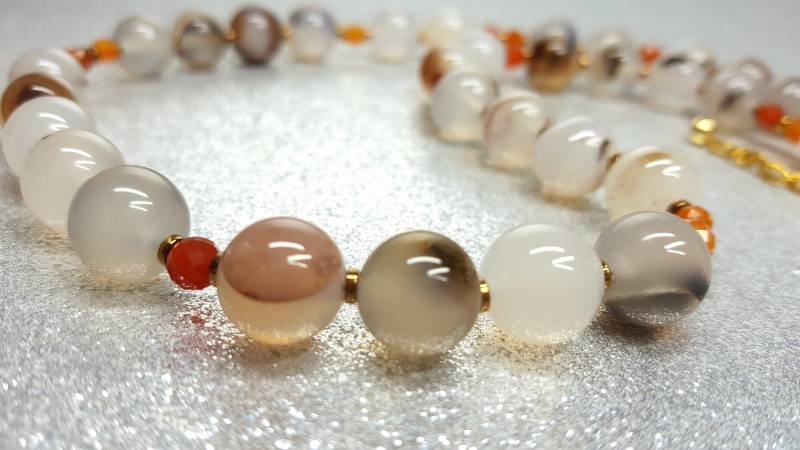 Halskette | Länge 48cm + Verlängerung 5cm Aus Achatsteinen in Form Von Kugeln Mit Einem Durchmesser 10mm Grau Und Weiß, 4mm Orange von AnkaaKreationen