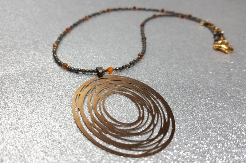 Halskette | Länge 49cm + 5cm Aus Pyritsteinen Und Achatsteinen in Braun, Mit Edelstahlanhänger Form Einer Flachen Spirale | 55 X 40 Mm von AnkaaKreationen
