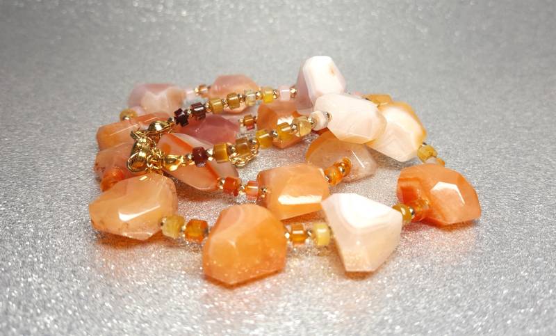 Halskette | Länge 50 cm + 7 Aus Facettierten Botswana-Achatsteinen in Orangetönen, Unregelmäßig Geformt | 16 - 18 Mm X 23 Mm von AnkaaKreationen