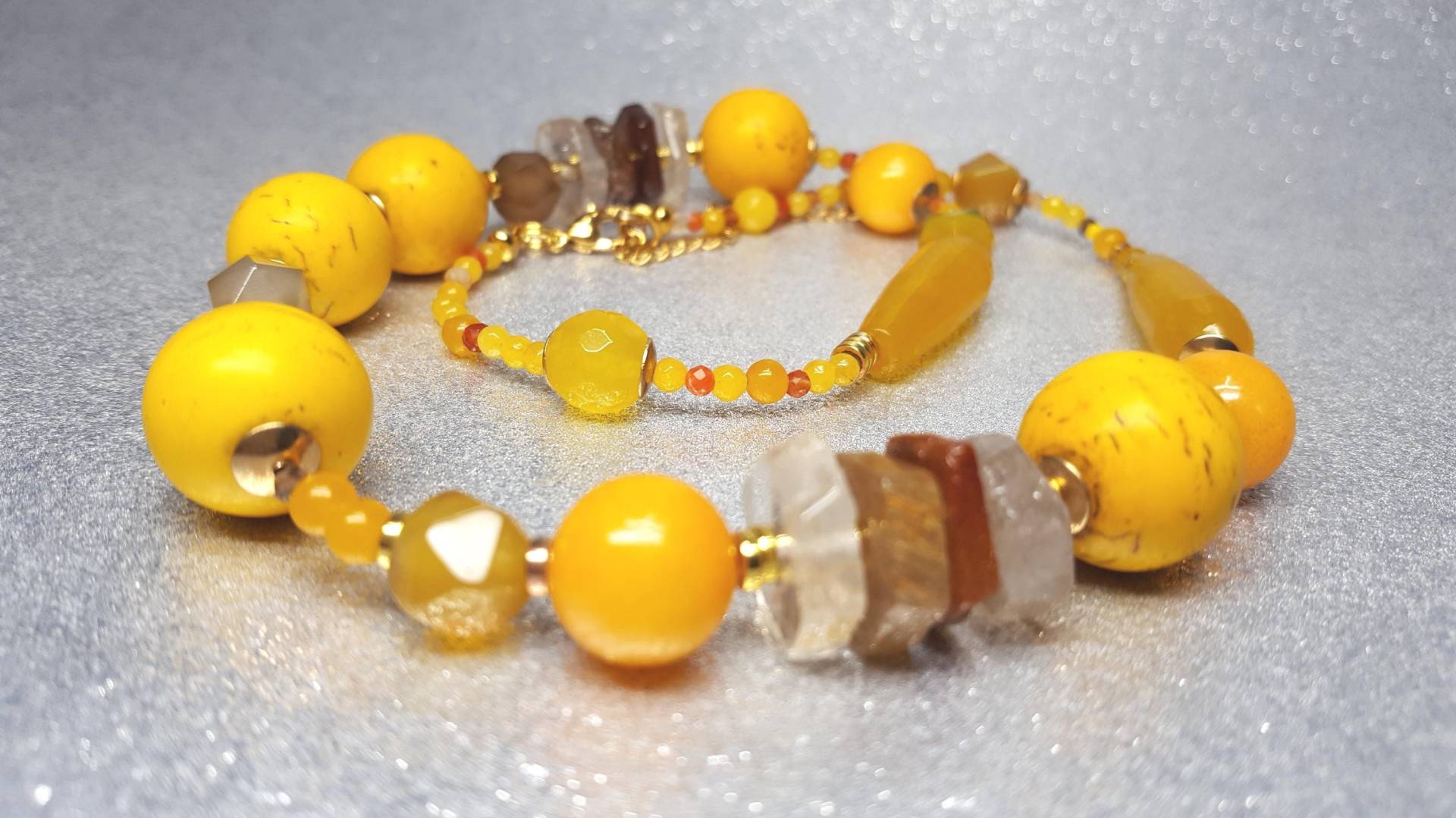 Halskette | Länge 51 cm + Verlängerung 6 cm in Gelber Farbe Aus Verschiedenen Natürlichen Edelsteinen | Achat, Quarz, Howlith Jade, Glas von AnkaaKreationen
