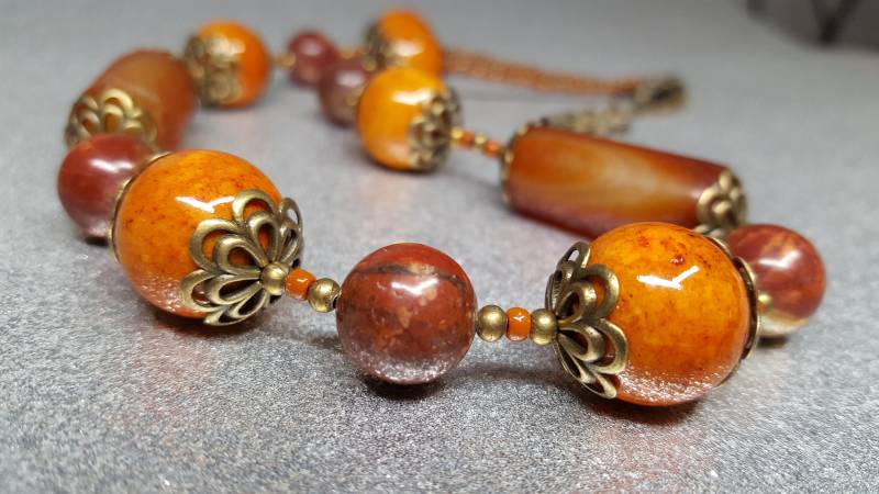 Halskette in Brauner Farbe | 48cm Lang + 6cm Verlängerung Mit Achatstein Form Eines Zylinders(28x14mm Und 16mm Jadekugeln von AnkaaKreationen