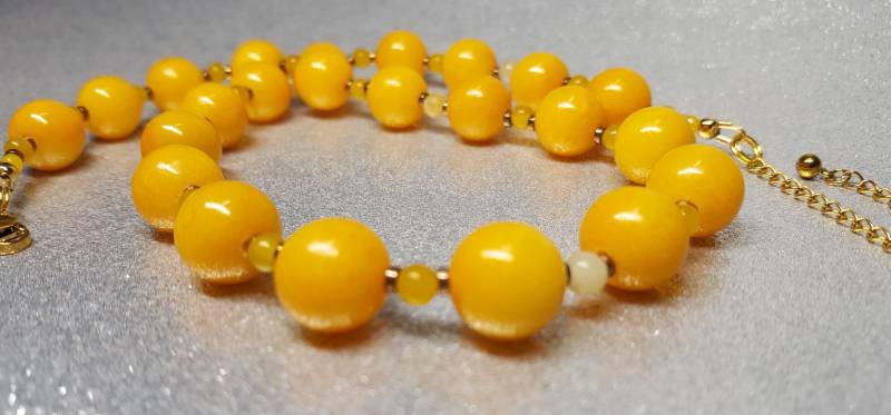 Halskette in Gelber Farbe | 46cm Lang + 6cm Verlängerung Aus Chalcedonsteinenin Form Von 12 Mm Kugeln, Mit Achatperlen Und Hämetitsteinen Halskette in Gelber Farbe | 46cm Lang + 6cm Verlängerung Aus Chalcedonsteinenin Form Von 12 Mm Kugeln, Mit Achatperlen Und Hämetitsteinen von AnkaaKreationen