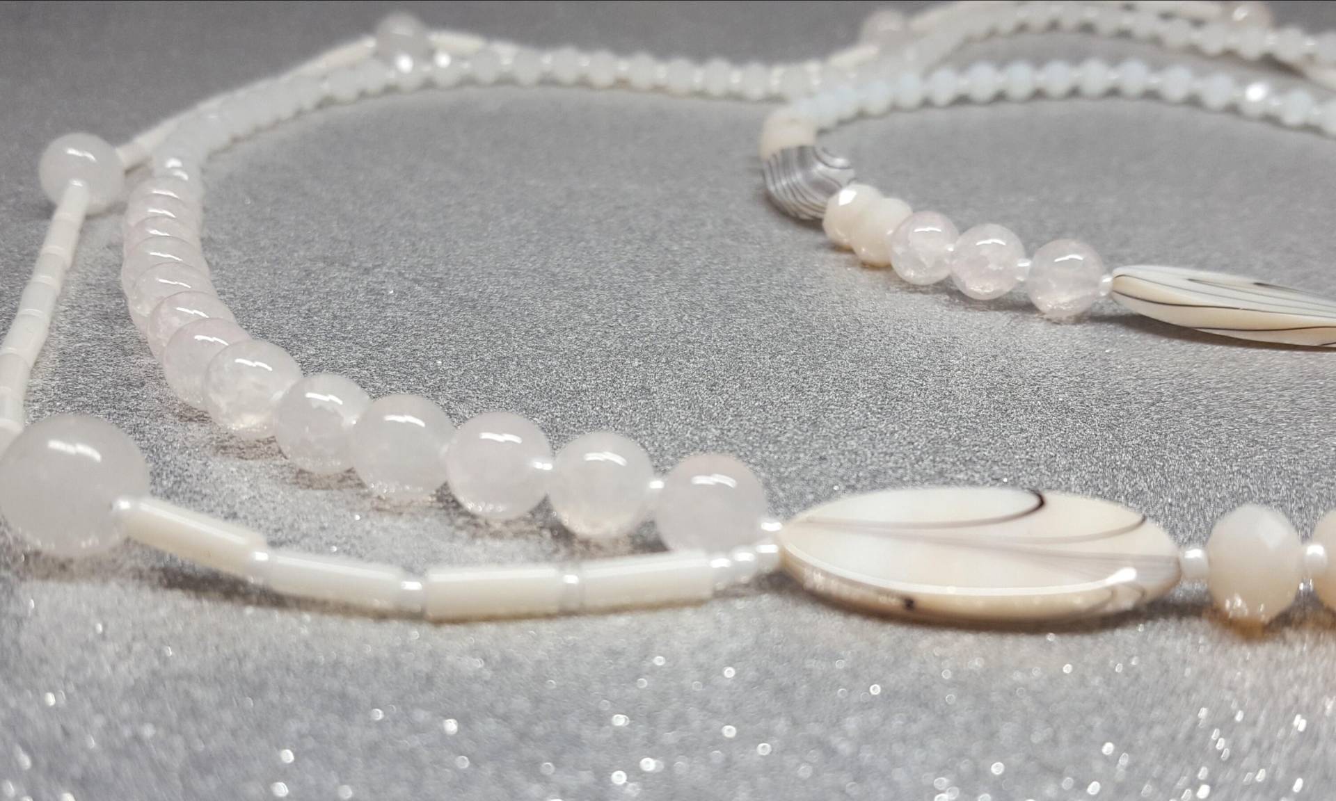 Halsskette | (98cm Lang + 6cm Verlängerung in Weißer Farbe. Es Besteht Aus Korallsteinen Form Eines Zylinders 9x3 Mm, Achaten , Perlmutt Halsskette | (98cm Lang + 6cm Verlängerung in Weißer Farbe. Es Besteht Aus Korallsteinen Form Eines Zylinders 9x3 Mm, Achaten , Perlmutt von AnkaaKreationen