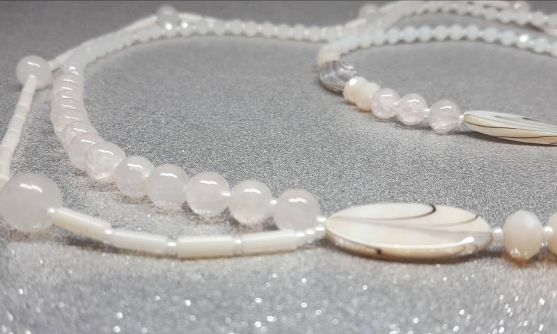 Halsskette | (98cm Lang + 6cm Verlängerung in Weißer Farbe. Es Besteht Aus Korallsteinen Form Eines Zylinders 9x3 Mm, Achaten , Perlmutt von AnkaaKreationen