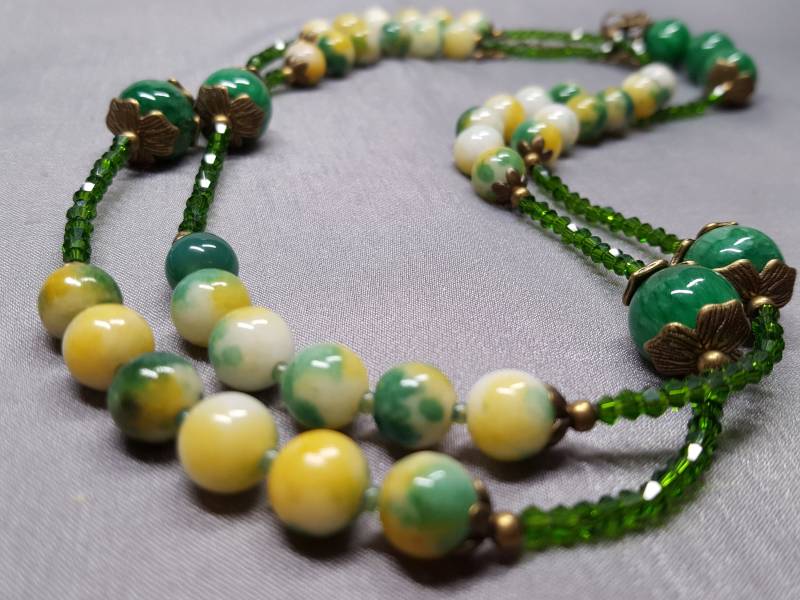 Jade-Halskettein Grün Und Gelb | 88cm Lang + 7cm Verlängerung, Aus 8mm Jadesteinen, 12mm Marmorierter Keramik, 3mm Glasperlen von AnkaaKreationen