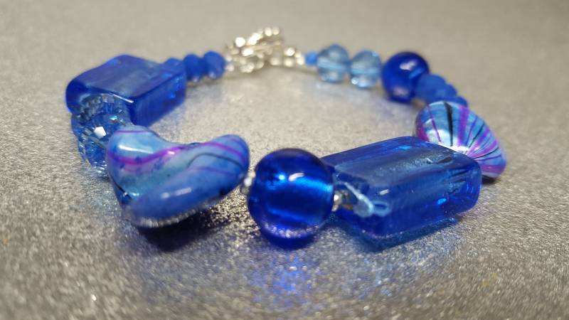 Murano Glas Armband in Dunkelblauer Farbe | Länge 20 cm Aus Steinen Form Von 10 Mm-Kugeln Und Eines Würfels | 18x 12x5Mm von AnkaaKreationen