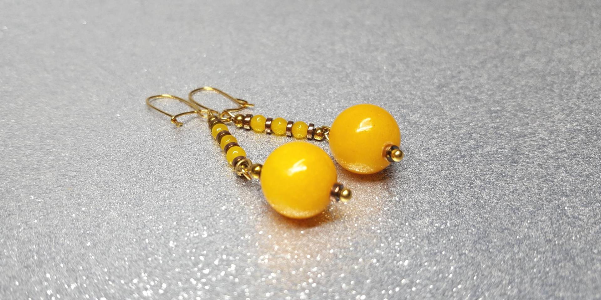 Ohrringe( Tropfenlänge 4 cm, Bestehend Aus Einer Gelben Chalcedon-Perle | 12 Mm, Achat-Perlen | 3 Mm Und Goldfarbenen Edelstahlelementen Ohrringe( Tropfenlänge 4 cm, Bestehend Aus Einer Gelben Chalcedon-Perle | 12 Mm, Achat-Perlen | 3 Mm Und Goldfarbenen Edelstahlelementen von AnkaaKreationen