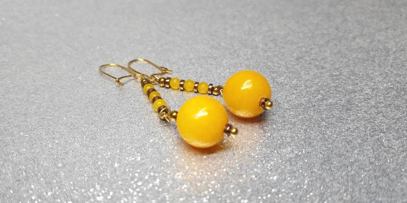 Ohrringe( Tropfenlänge 4 cm, Bestehend Aus Einer Gelben Chalcedon-Perle | 12 Mm, Achat-Perlen | 3 Mm Und Goldfarbenen Edelstahlelementen Ohrringe( Tropfenlänge 4 cm, Bestehend Aus Einer Gelben Chalcedon-Perle | 12 Mm, Achat-Perlen | 3 Mm Und Goldfarbenen Edelstahlelementen von AnkaaKreationen