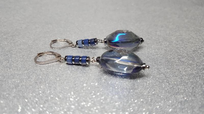 Ohrringe(Tropfenlänge 4 cm Aus Blauem Glasmondstein in Form Eines Klumpens | 20x13mm Und Blauen Achatperlen | 4x2mm von AnkaaKreationen