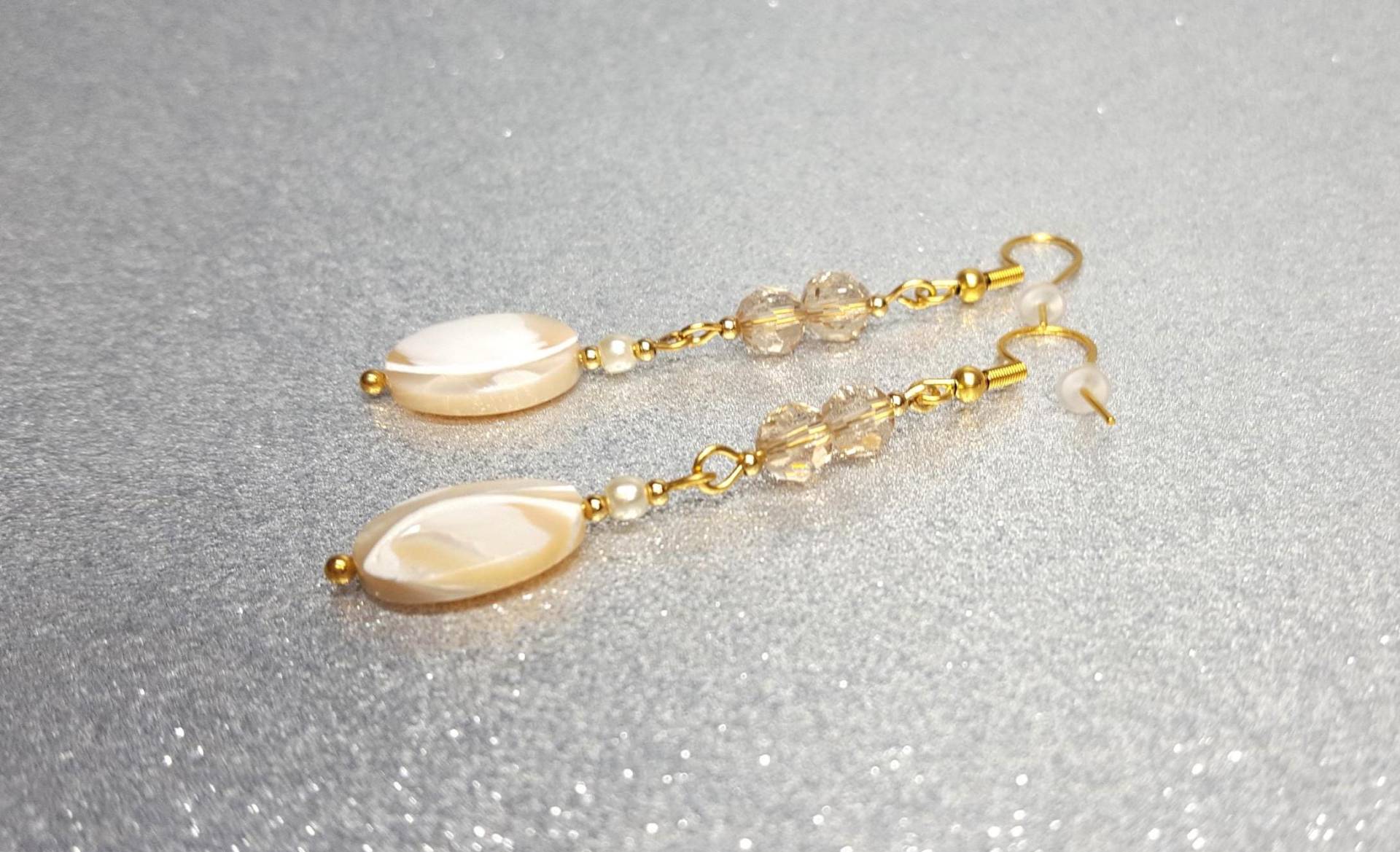 Ohrringe(Tropfenlänge 6, 1 cm Mit Beiger Perlmuttperle in Form Eines Flachen Ovals | 15x11mm, Transparenten Beigen Glaskristallen | 6mm von AnkaaKreationen