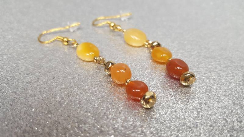 Ohrringe | 3cm Tropfenlänge Bestehend Aus Opalsteinen in Nuggatform | 5-9 Mm Gelbtönen Und Dekorativen Metallelementen Goldfarbe von AnkaaKreationen