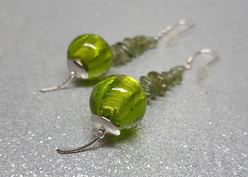Ohrringe | 5cm Tropfenlänge Besteht Aus Einer Grünen Muranoglasperle in Kugelform | 14 Mm Und Peridotperlen Nuggetform von AnkaaKreationen