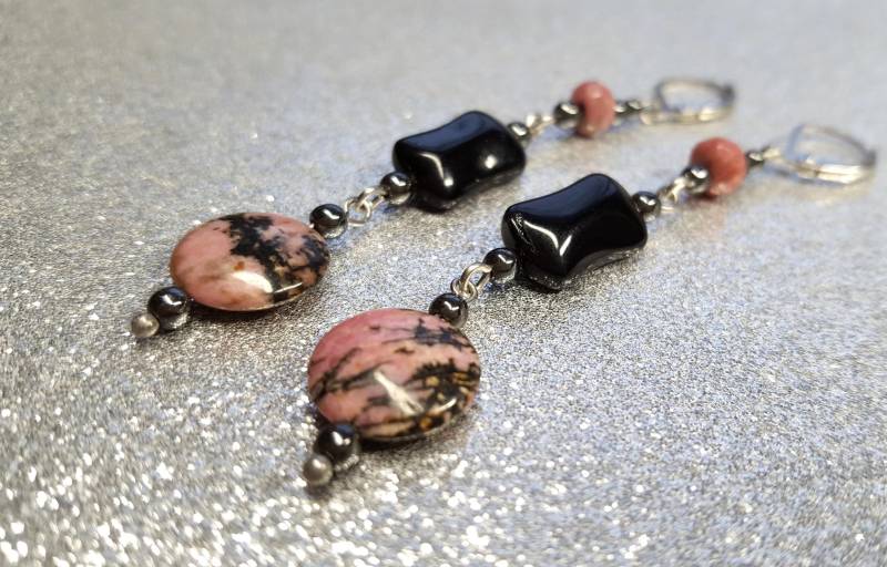 Ohrringe-(6cm Tropfenlänge Mit Jaspisstein in Form Einer Münze, Einem Schwarzen Glasstein | 12x8mm Und Rosa Perle von AnkaaKreationen