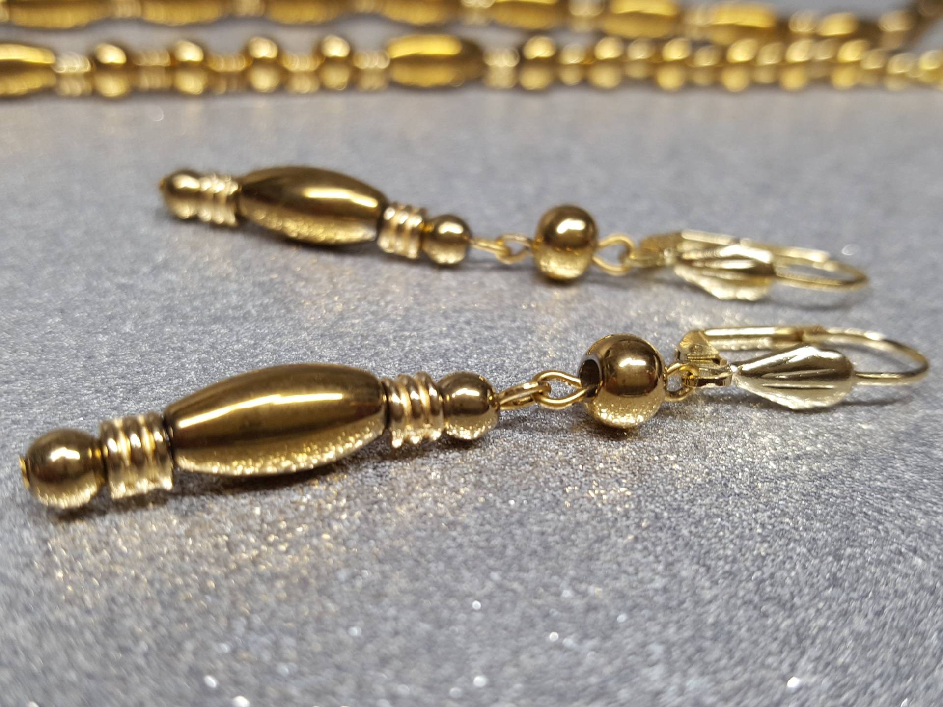 Ohrringe Aus Hämatitstein | 4 cm Tropfenlänge in Form Einer Olive 12x6mm Und Dekorativen Elementen Goldener Farbe Ohrringe Aus Hämatitstein | 4 cm Tropfenlänge in Form Einer Olive 12x6mm Und Dekorativen Elementen Goldener Farbe von AnkaaKreationen