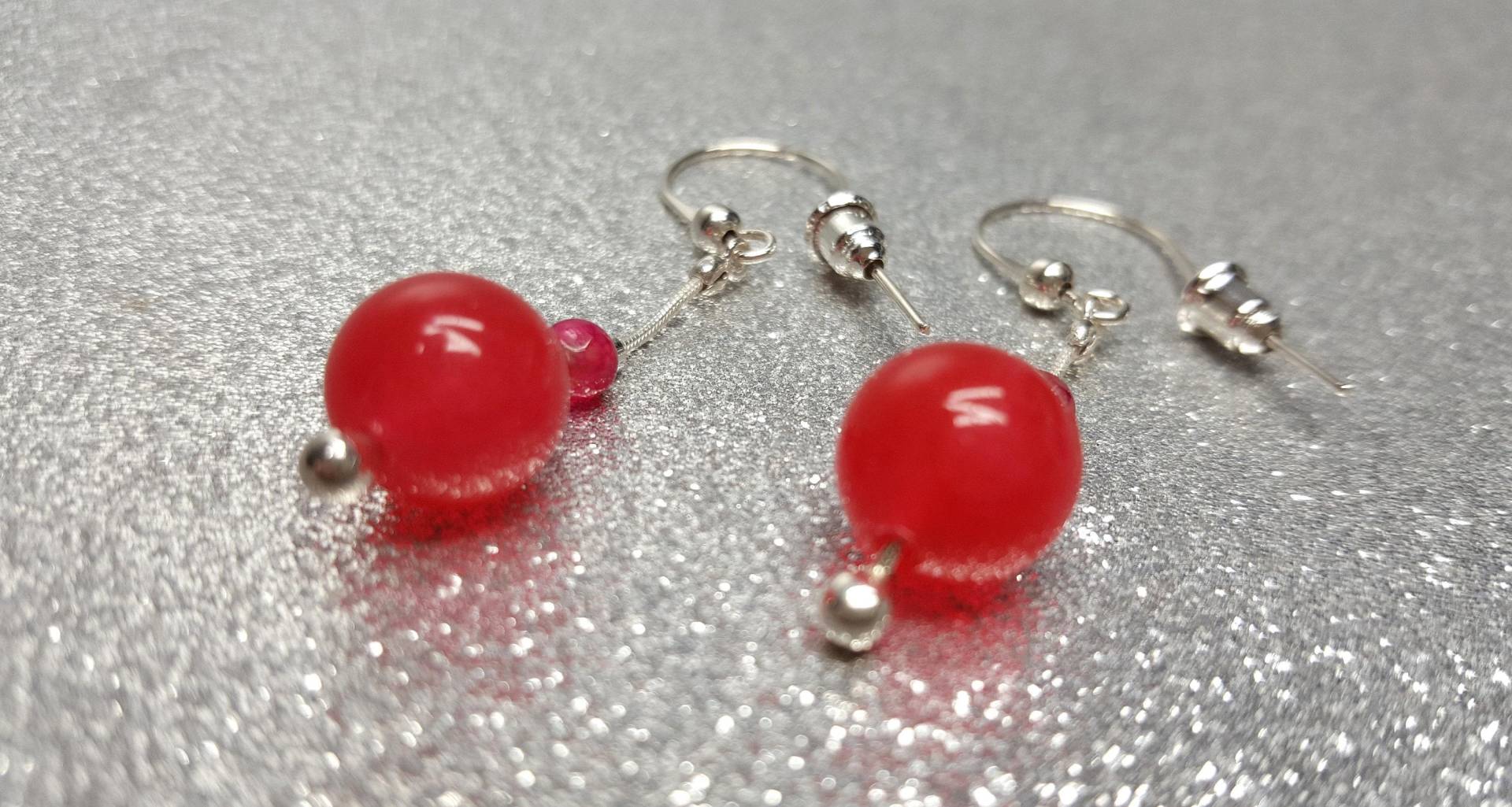 Ohrringe Mit Einer Gesamtlänge 5cm | Tropfenlänge 3, 2cm Einem Himbeerfarbenen Jadestein | 10mm Und Achatsteinen in Form 4mm Kugel von AnkaaKreationen