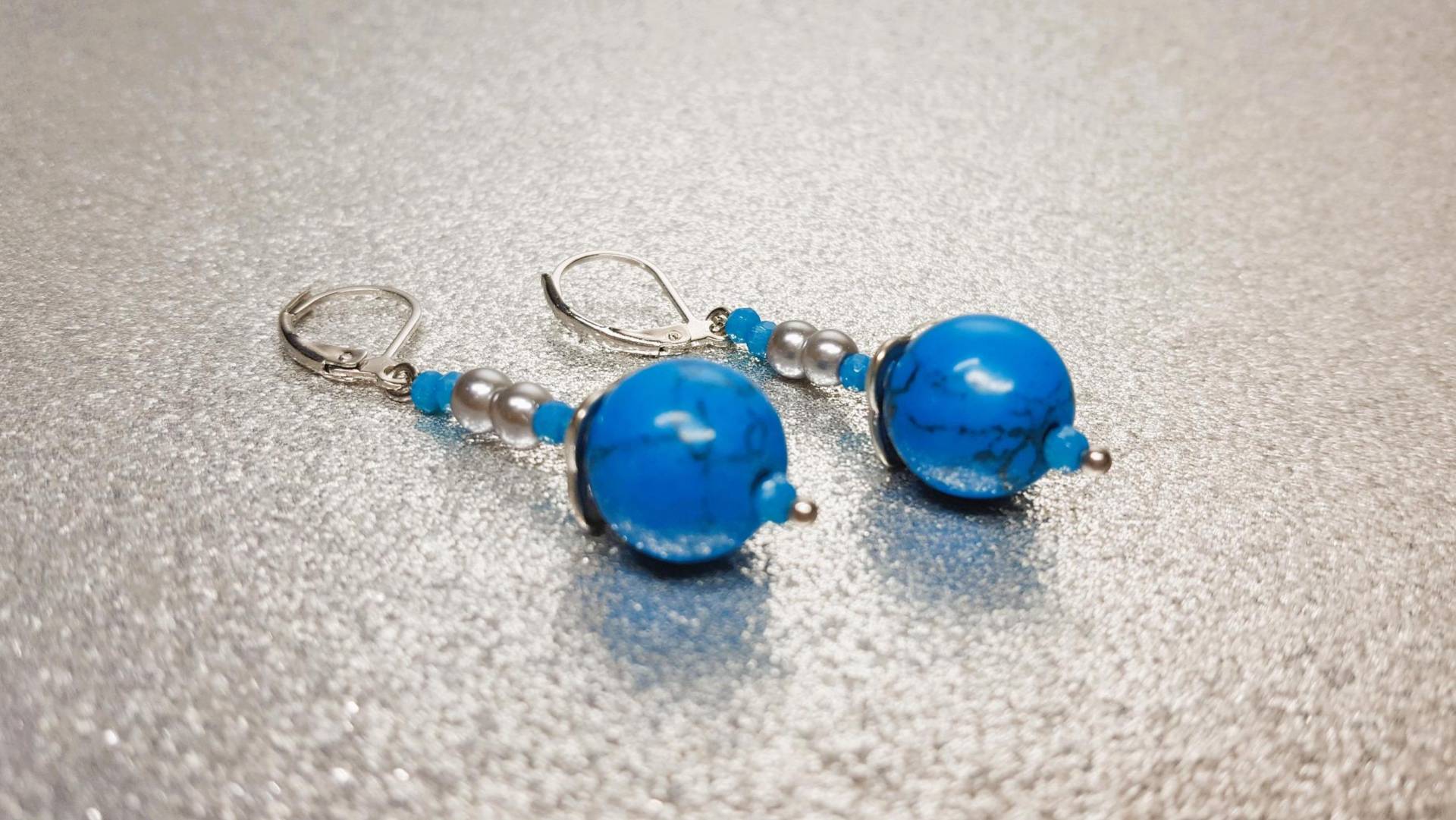 Ohrringe Mit Einer Gesamtlänge Von 5.1 cm | Tropfenlänge 3.5cm Aus 12mm Howlithkugel Und 2mm Facettierte Achate, 4mm Howlithperlen von AnkaaKreationen