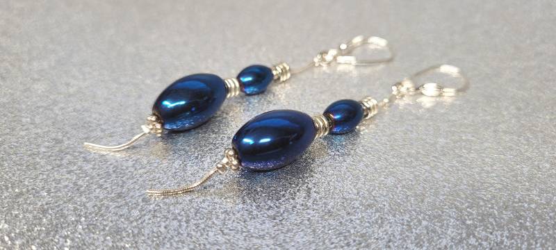 Ohrringemit Einer Gesamtlänge Von 7, 7cm(Tropfenlänge 6cmAus Dunkelblauen Hämatitsteinen in Form Oliven Und Dekorativen Metallelementen von AnkaaKreationen