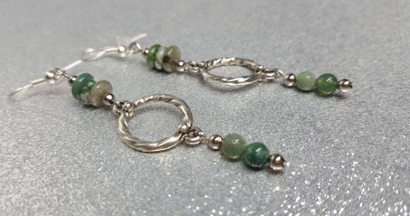 Ohrringe Mit Einer Gesamtlänge Von 7 cm, Aus Achatsteinen in Kugel - Und Rondellform, Einem Dekorativen Metalldrahtring | 15mm von AnkaaKreationen