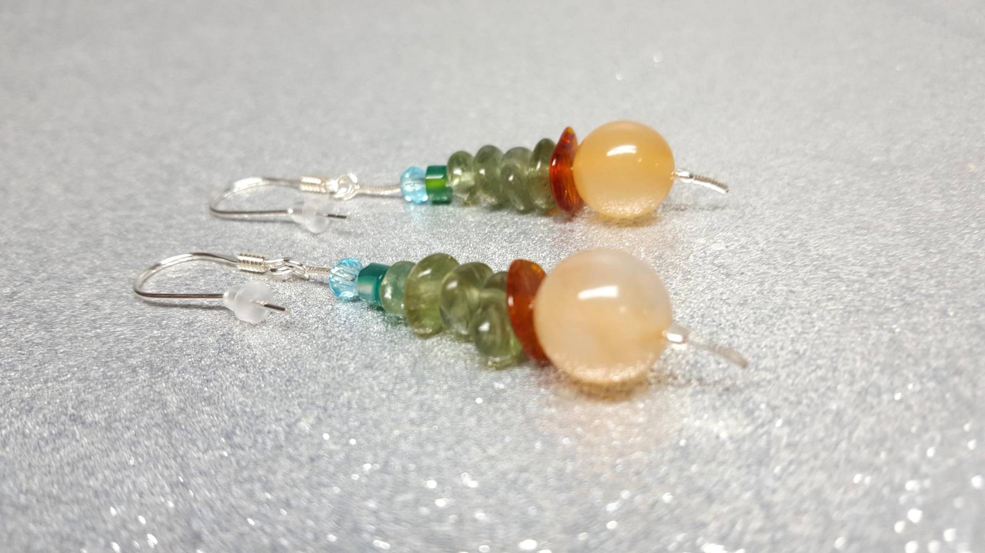 Ohrringe | Tropfenlänge 4 cm Aus Grünen Peridot-Nuggets | 3x8mm Und Einer Orangefarbenen Karneolperle in Form 10mm Großen Kugel Ohrringe | Tropfenlänge 4 cm Aus Grünen Peridot-Nuggets | 3x8mm Und Einer Orangefarbenen Karneolperle in Form 10mm Großen Kugel von AnkaaKreationen