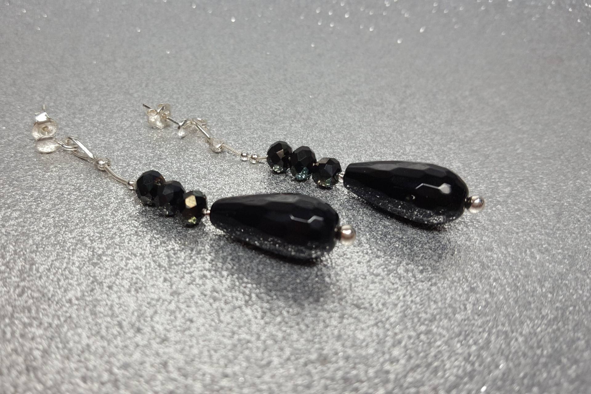 Onyx-Ohrringe Lang | Tropfenlänge 5, 5cm Bestehend Aus Schwarzfarbenen Onyxsteinen in Form Eines Tropfens 20x10mm, Dekorativen Glassteinen von AnkaaKreationen