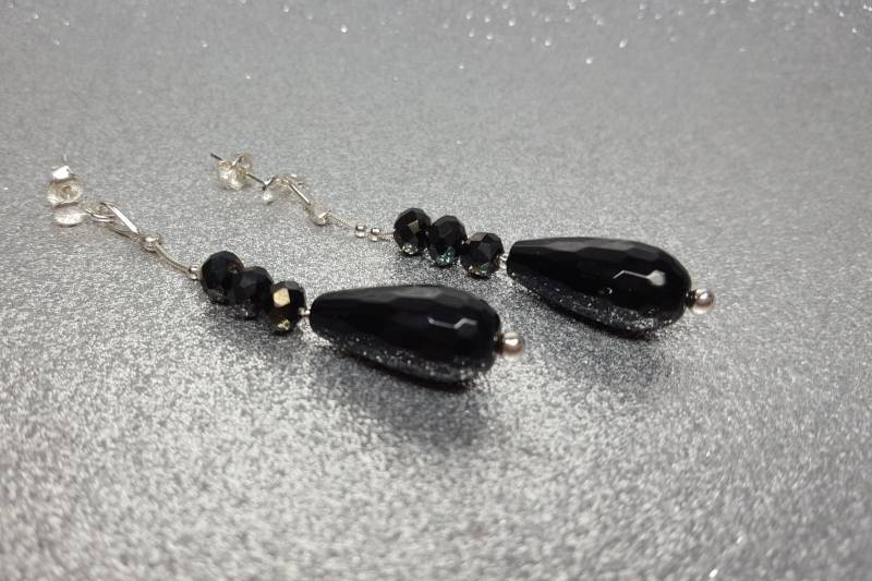 Onyx-Ohrringe Lang | Tropfenlänge 5, 5cm Bestehend Aus Schwarzfarbenen Onyxsteinen in Form Eines Tropfens 20x10mm, Dekorativen Glassteinen von AnkaaKreationen