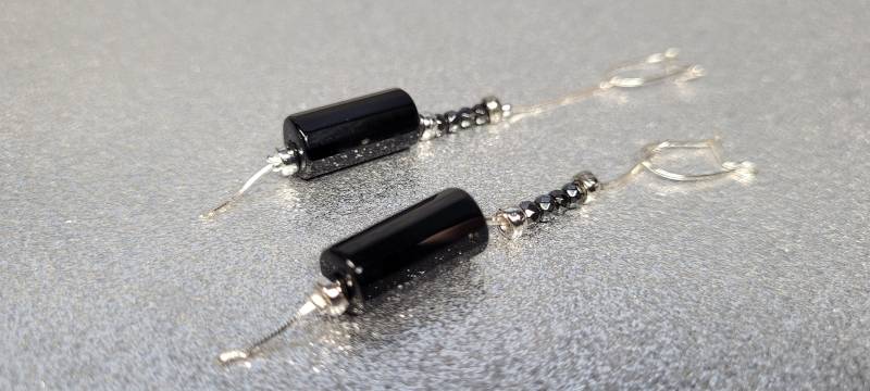 Onyx-Ohrringe Lang | Tropfenlänge 6cm Bestehend Aus Schwarzfarbenen Onyxsteinen in Form Eines Zylinders 16x8mm von AnkaaKreationen