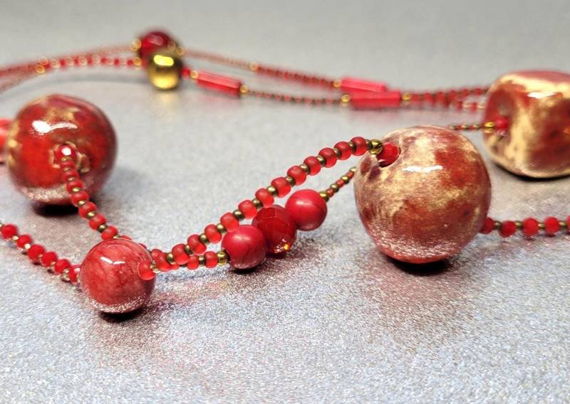 Rote Halskette( Lang 103cm + 6cm Aus Keramiksteinen | 22mm Kugel, Würfel, Howlith-, Jade-, Hämatitsteine in Verschiedenen Formen von AnkaaKreationen