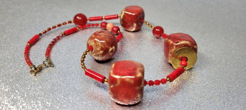 Rote Halskette(51cm Lang + 6cm Verlängerung Aus Keramiksteinen | 22mm Kugel, Würfel, Jaspis-, Jade-, Hämatitsteine in Verschiedenen Formen von AnkaaKreationen