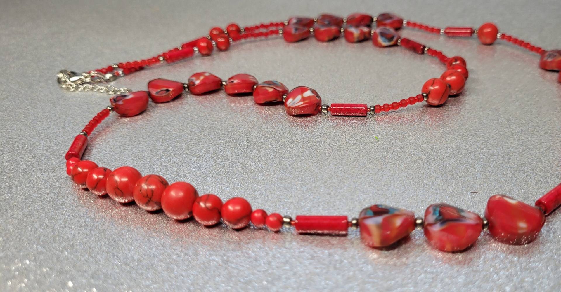 Rote Halskette | 95cm Lang + 6cm Verlängerung Aus Unregelmäßigen Glasperlen, Kugelförmigen Howlithperlen, Zylinderförmigen Jadeperlen Rote Halskette | 95cm Lang + 6cm Verlängerung Aus Unregelmäßigen Glasperlen, Kugelförmigen Howlithperlen, Zylinderförmigen Jadeperlen von AnkaaKreationen