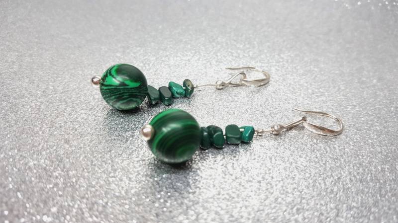 Silberne Ohrringe | Länge 4, 3 Tropfen Aus Dunkelgrünen Malachitsteinen in Form Von Kugeln 10mm Und Nuggetform | 5-7mm von AnkaaKreationen