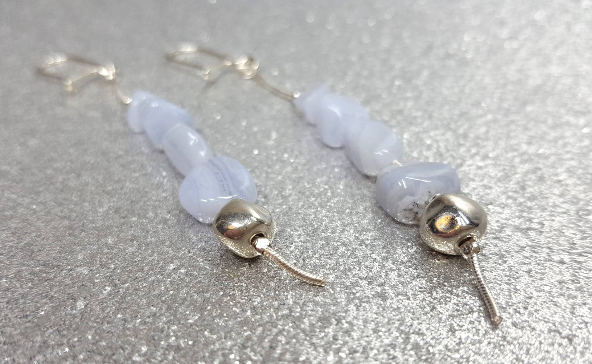 Silberneohrringe | Tropfenlänge 6cm Mit Hellblauen, Nuggetförmigen Chalcedonsteinen, Einer 6 Mm Metallperle Und 1, 5 Großen Silberkugeln von AnkaaKreationen