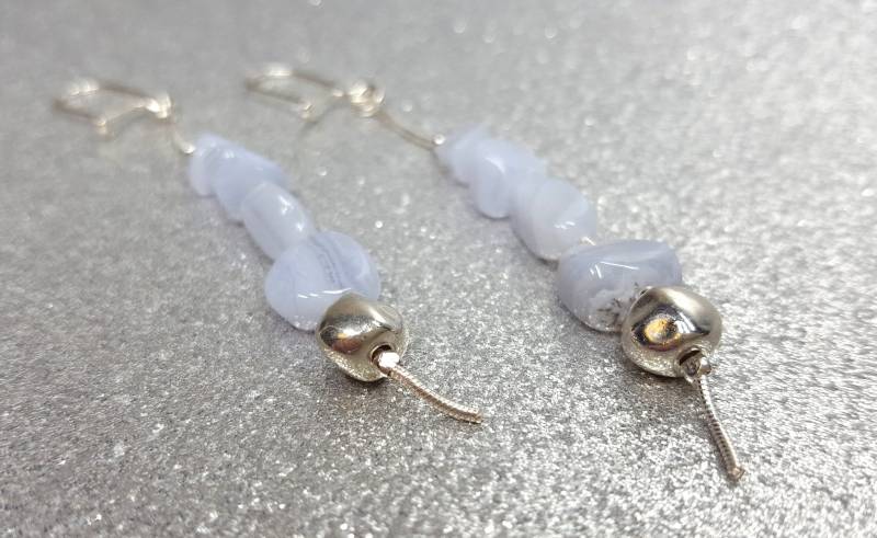 Silberneohrringe | Tropfenlänge 6cm Mit Hellblauen, Nuggetförmigen Chalcedonsteinen, Einer 6 Mm Metallperle Und 1, 5 Großen Silberkugeln von AnkaaKreationen