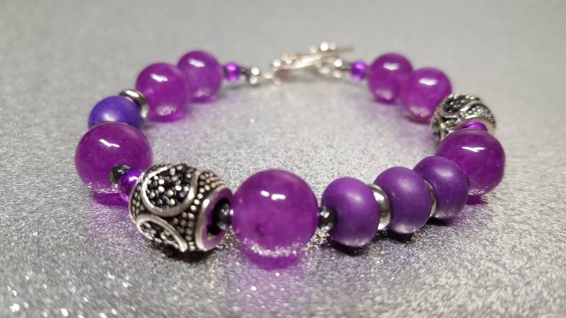 Violettes Armband | 19, 5 cm Lang Aus Kugelförmigen 10mm Jadeperlen Und Howlithperlen Mit Dekorativen Elementen von AnkaaKreationen