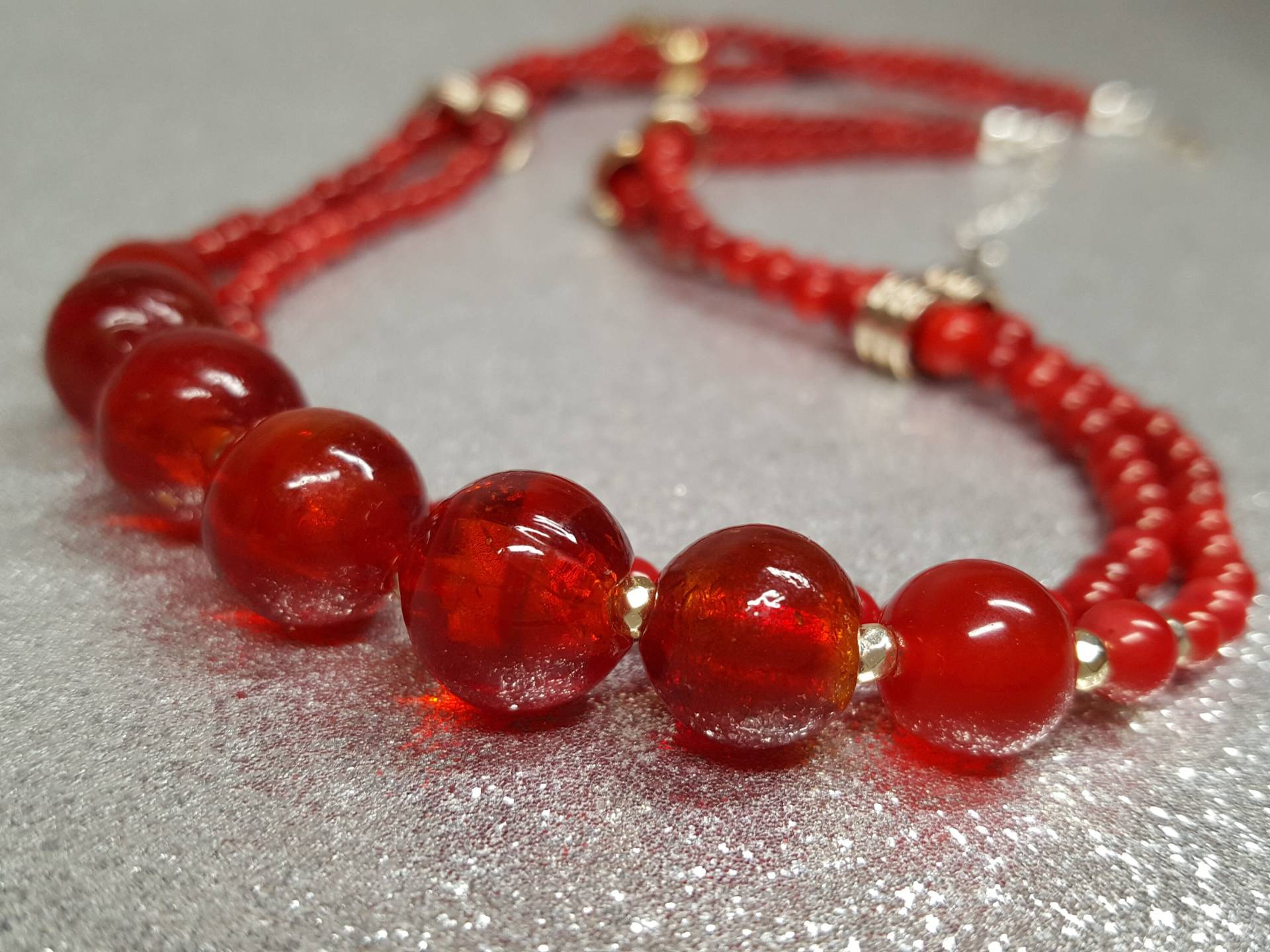 Zweireihige Halskette(Länge 48 cm + 5cm Verlängerung Aus Jadesteinen in Form Einer Kugel | 8-12 Mm Und Korallenperlen Von 4Mm Zweireihige Halskette(Länge 48 cm + 5cm Verlängerung Aus Jadesteinen in Form Einer Kugel | 8-12 Mm Und Korallenperlen Von 4Mm von AnkaaKreationen