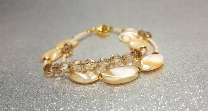 Zweisträngiges Armband | Länge 19cm + 3cm Aus Beigen Perlmuttperlen in Form Eines Ovals | 15x11mm, Transparenten Glaskristallen | 6mm von AnkaaKreationen