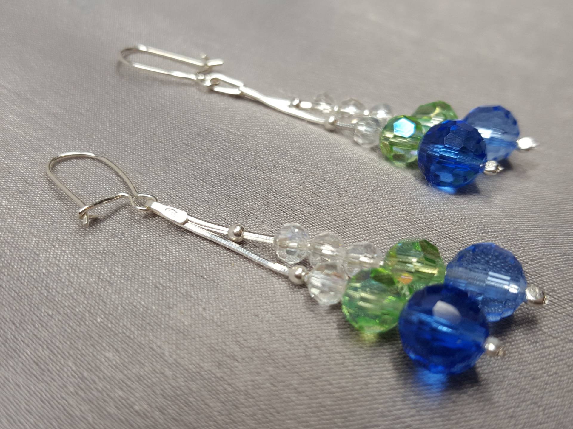 Zweiteilige Ohrringe Mit Einer Gesamtlänge Von 5, 6cm | Tropfenlänge 4, 0-, 3, 8 cm, Bestehend Aus Facettierten Glaskristallen in Blau Und Grün von AnkaaKreationen