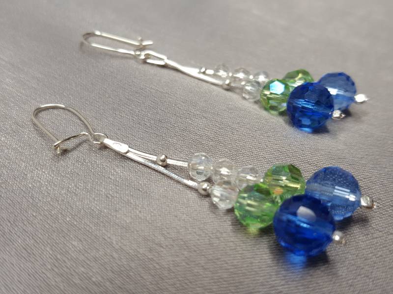 Zweiteilige Ohrringe Mit Einer Gesamtlänge Von 5, 6cm | Tropfenlänge 4, 0-, 3, 8 cm, Bestehend Aus Facettierten Glaskristallen in Blau Und Grün von AnkaaKreationen