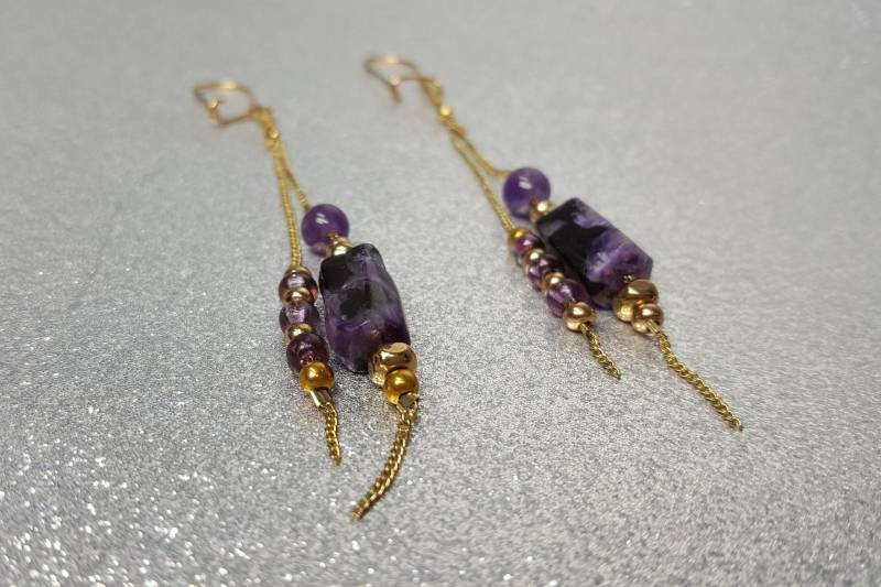 Zweiteilige-Ohrringe Mit Einer Gesamtlänge Von 9cm | Tropfenlänge 7, 7, 5 cm Charoit-steinen Zylinderförmigem | 14x8 Mm von AnkaaKreationen