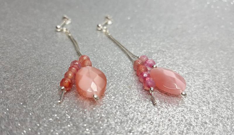 Zweiteiligeohrringe | Tropfenlänge 5 cm Mit Einem Ovalen Rosa Ulexit-stein | 14 X 10mm in Farbe Und Facettierten 4mm Achatsteinen von AnkaaKreationen
