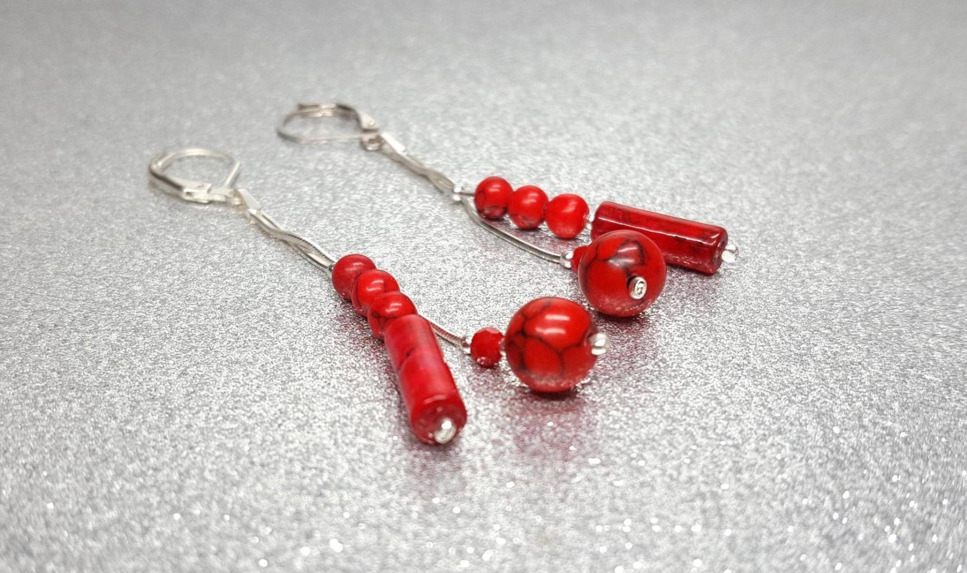 Zweiteilige Silberohrringe Mit Einer Gesamtlänge Von 6, 6cm | Tropfenlänge 5 cm Aus Howlithsteinen in Form Eines Zylinders, Kugeln 4-, 8-mm von AnkaaKreationen