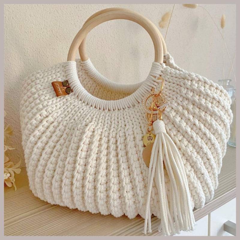 Häkeltasche Mit Holzgriff & Anhänger - Handmade Aus 100 % Baumwolle Häkeltasche Mit Holzgriff & Anhänger - Handmade Aus 100 % Baumwolle von AnkeDesignShop
