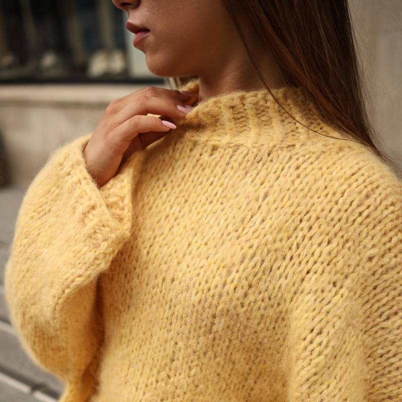 Gelber Alpaka Strickpullover Handgefertigter Oversized Ballon-Ärmel, Gestrickt Reisekleidung von Anlusso