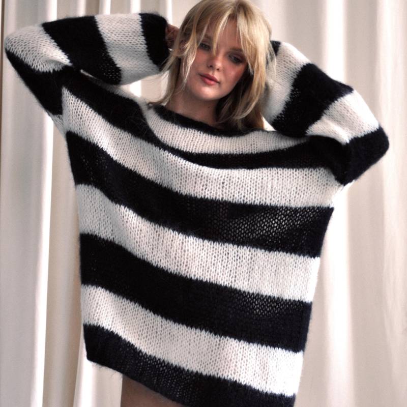 Handgefertigter Schwarz & Weiß Gestreifter Pullover Knighted Oversized Mohair Pullover, Fuzzy von Anlusso