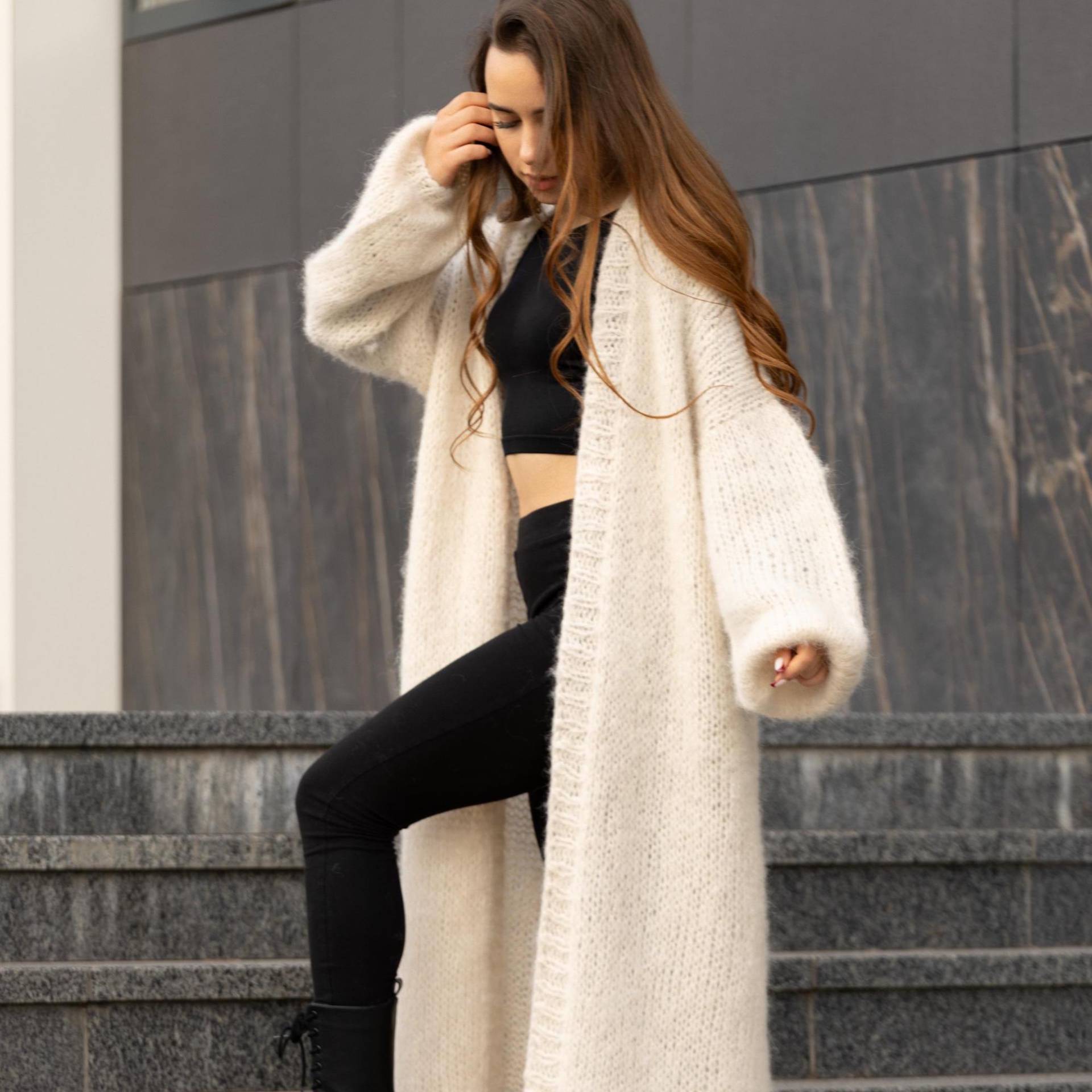 Handgemachte Alpaka-Seiden-Strickjacke Langer Cremefarbener Strick, Eleganter Damenstil von Anlusso