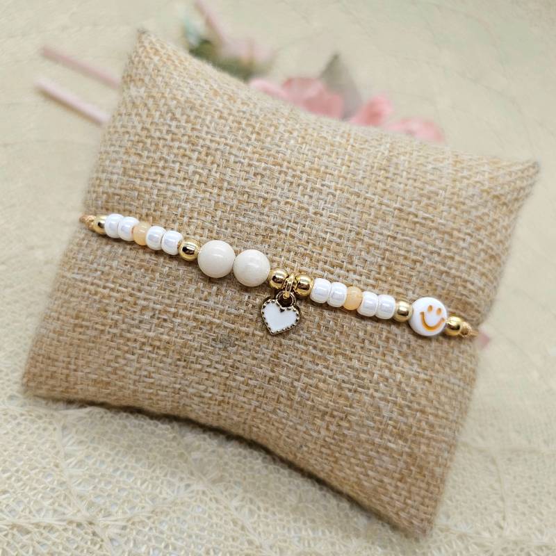 Filigranes Perlen Armband Mit Herz Anhänger Und Smiley - Zartes Makramee Weiss Beige von GluecksengeI
