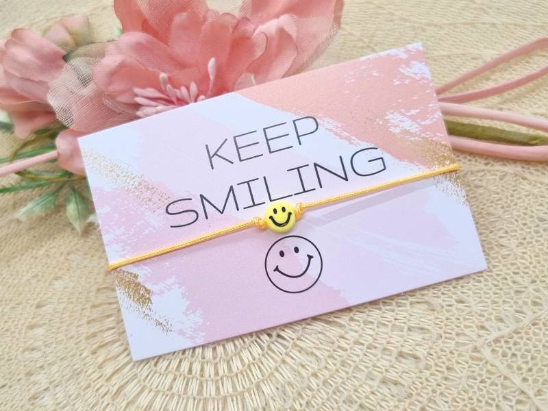 Keep Smiling Makramee Armband Inkl. Kärtchen | Zartes Smiley Freundschaftsarmband Keep Smiling Makramee Armband Inkl. Kärtchen | Zartes Smiley Freundschaftsarmband von GluecksengeI