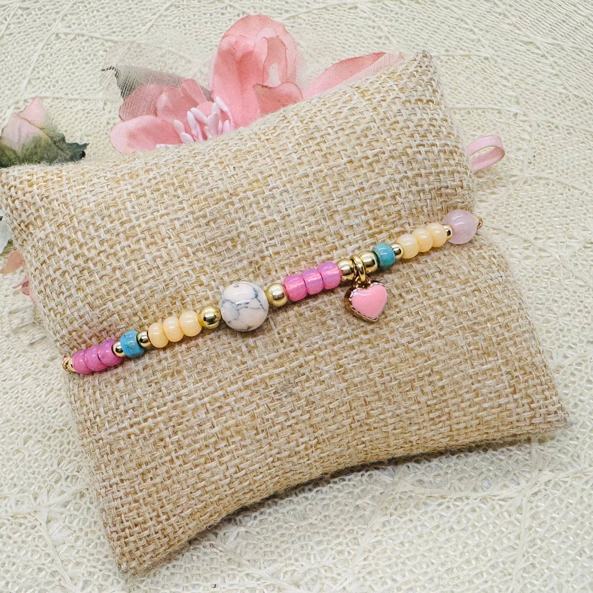 Perlen Armband Mit Herz Anhänger Und Howlith Perle - Zartes Makramee Perlen Armband Mit Herz Anhänger Und Howlith Perle - Zartes Makramee von GluecksengeI