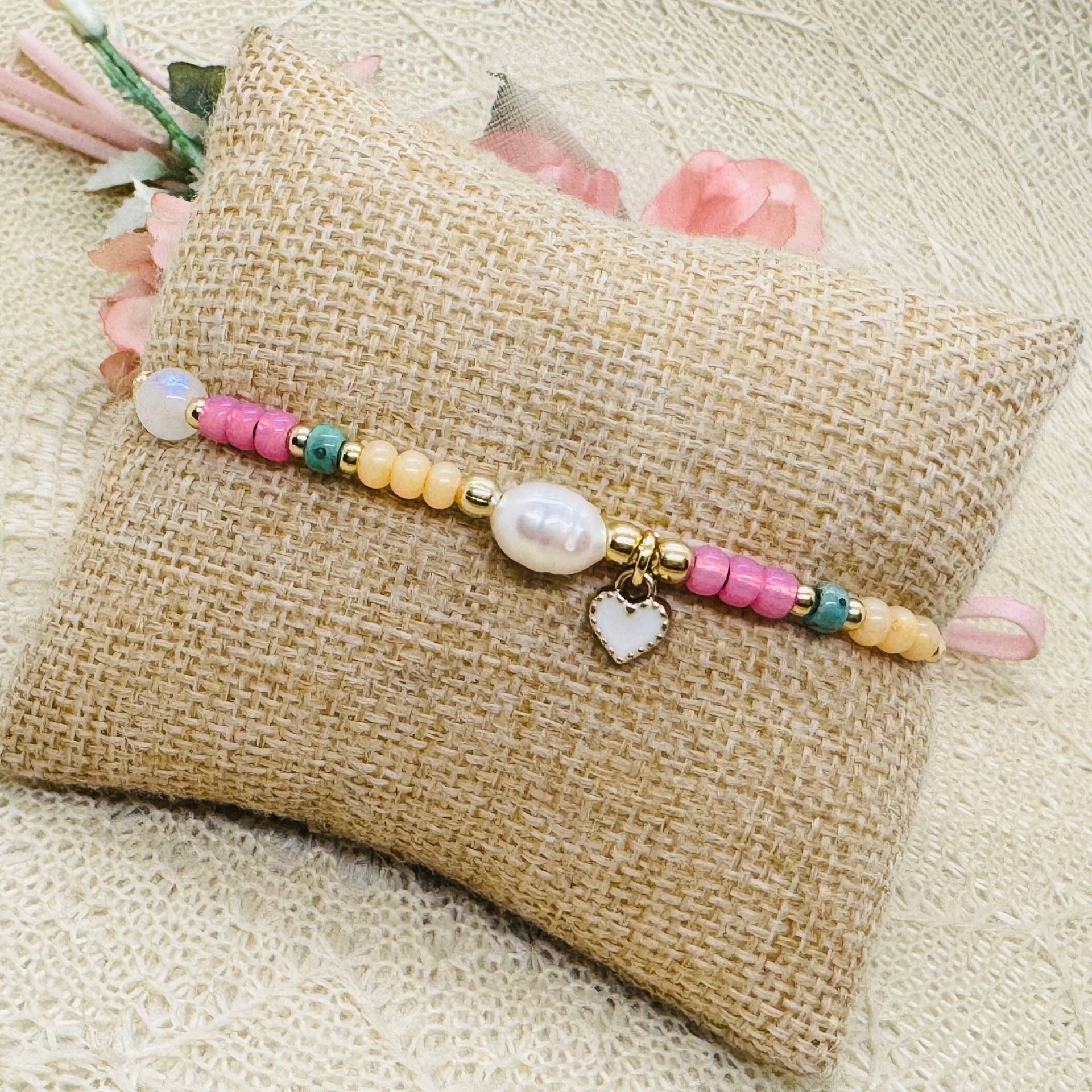 Perlen Armband Mit Süßwasserperle, Mondsteinperle U. Herz Anhänger - Zartes Makramee Perlen Armband Mit Süßwasserperle, Mondsteinperle U. Herz Anhänger - Zartes Makramee von GluecksengeI