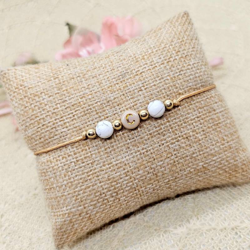 Personalisiertes Makramee Armband Mit Edelsteinen - Buchstaben Freundschaftsarmband von GluecksengeI